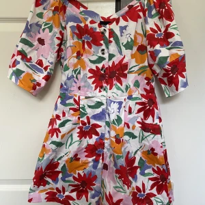 Playsuit - Verkligen så söt playsuit, har inte använt den sen jag köpte den ca. 2 år tillbaka så säljer så någon annan kan använda den, sååå söt verkligen! Ganska stor i storleken och har dragkedja vid shortsen i fram sen knappar upp för resten (: 