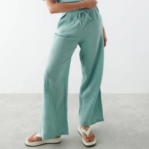 byxor  - säljer dessa sjukt snygga byxor från gina, aldrig använda då de är alldeles för långa på mig. vet ej vad jag köpte de för men säljer för 200+frakt! storlek 36💞💞💞