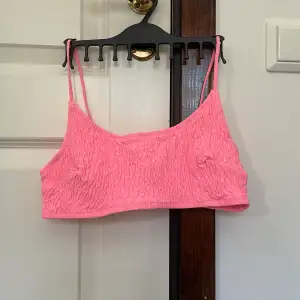 Rosa bikini topp som jag använt någon gång på badhus. Bekväm, inga lappar kvar men tror den är från h&m och storlek 36 eller 38