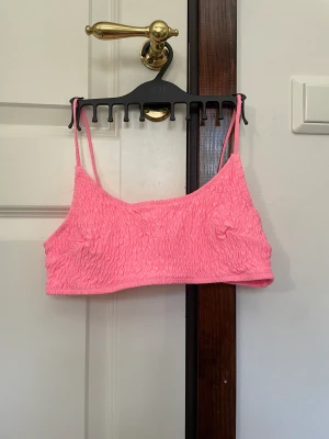 Bikini topp - Rosa bikini topp som jag använt någon gång på badhus. Bekväm, inga lappar kvar men tror den är från h&m och storlek 36 eller 38