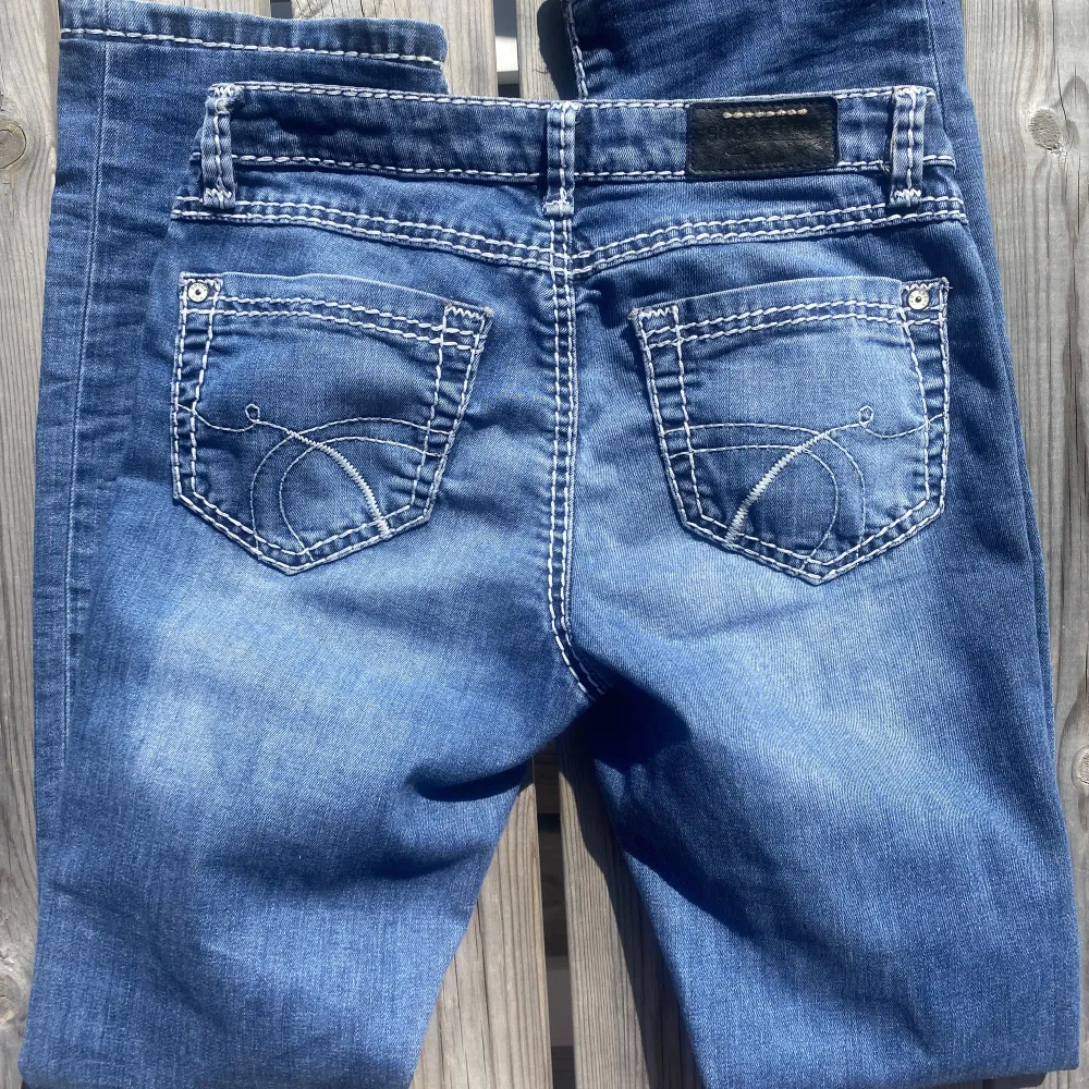 Skitsnygga lågmidjade jeans med snygga detaljer från märket soccx som påminner om true religion jeans, köpta secondhand men i nyskick. passar bra på mig som är 165 men skulle även pass kortare (160-165) som brukar ha stl 34/36. Köparen står för frakt💗💗. Jeans & Byxor.