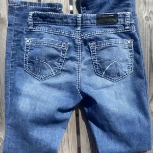 Skitsnygga lågmidjade jeans med snygga detaljer från märket soccx som påminner om true religion jeans, köpta secondhand men i nyskick. passar bra på mig som är 165 men skulle även pass kortare (160-165) som brukar ha stl 34/36. Köparen står för frakt💗💗