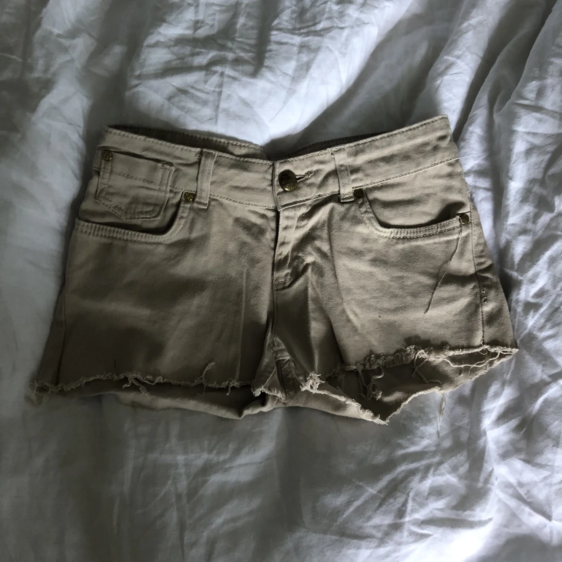 Beigea lågmidjade shorts
