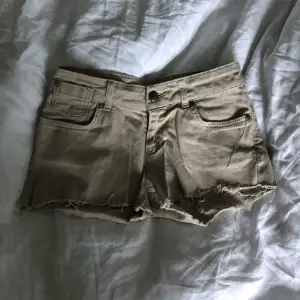 Lågmidjade beigea jeansshorts från Denim Co i storlek UK 8 vilket motsvarar S/36. 