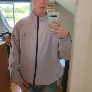 Retro vindjacka av reebok. Cool. Strl Xl för män, dock kan jag bära den felfritt och jag har strl M. Ganska bra skick några fläckar.