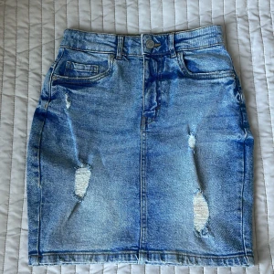 Jeans kjol  - Kjol från New Yorker, jätte fint med en vit topp till🌸