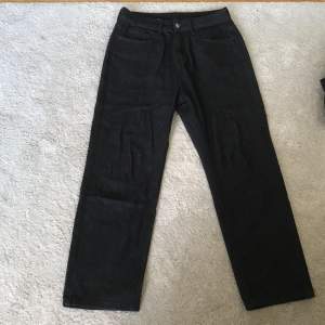 Svarta jeans från Shein.  Storlek:XS Använda någon enstaka gång.  Innerlängd ben: 65 cm Total längd: 100 cm Midja: 76 cm