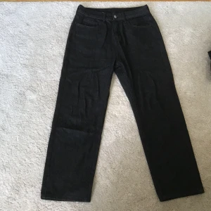 Jeans svarta XS loose fit - Svarta jeans från Shein.  Storlek:XS Använda någon enstaka gång.  Innerlängd ben: 65 cm Total längd: 100 cm Midja: 76 cm