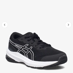 Asics GT-1000 löparsko - En stilren och skön löparsko från Asics. Stolek 40 men är liten i storleken, sitter som en 39. Knappt använda. OBS första bilden är lånad. 