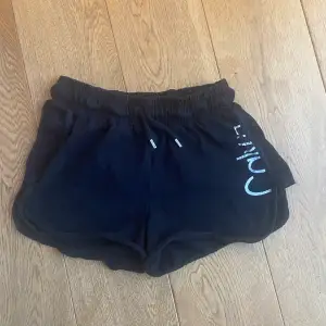 Ett par Calvin Clain mjukis shorts i storlek xs/s i svart med vit text. Shortsen sitter låg midjat. Säljer då de inte kommer till användning💕