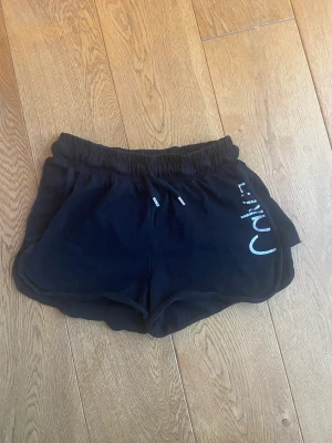 Calvin clain shorts  - Ett par Calvin Clain mjukis shorts i storlek xs/s i svart med vit text. Shortsen sitter låg midjat. Säljer då de inte kommer till användning💕