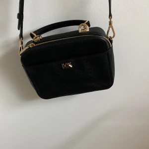 Michael kors väska - Helt vanlig och äkta michael kors väska i svart. Äkthets bevis finns inte och därav priset. Skriv för fler frågor💓