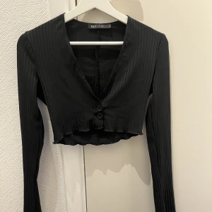 Croppad kofta NLY ONE - Superfin croppad kofta från nly one i strl S. Endast använd 1 gång!