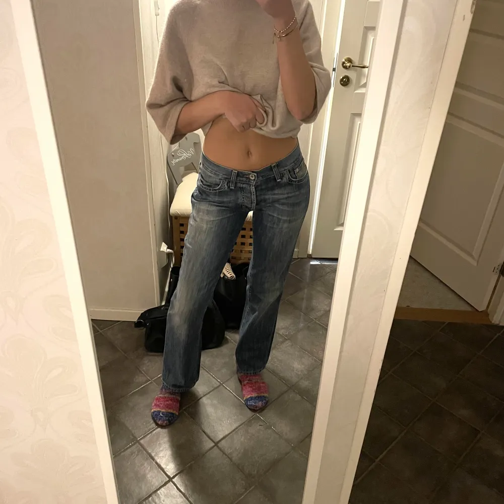 Snygga low waist vintage hugo boss jeans. Storlek W31 L32, men är dock mindre i midjan då de passar mig som brukar ha W27-28💕. Jeans & Byxor.