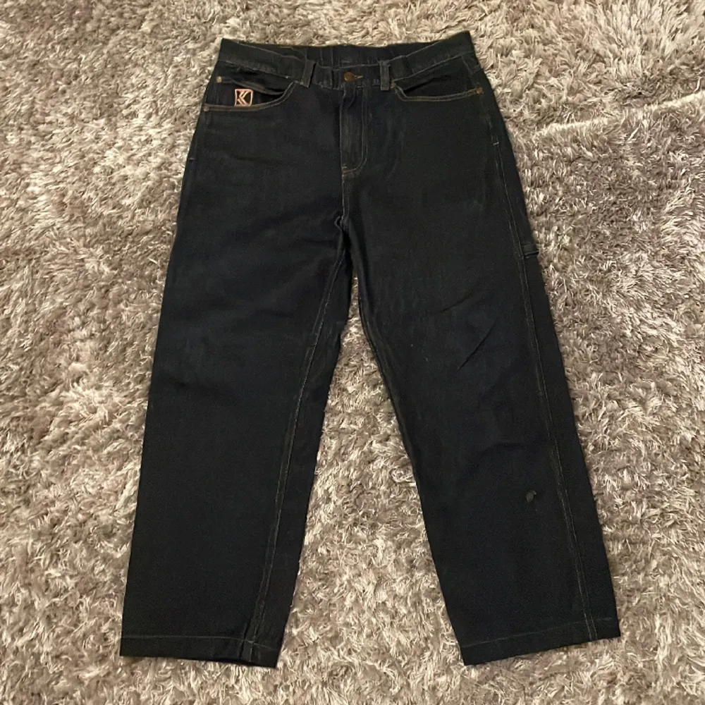 Feta kani jeans med unik tryck på baksidan och framsidan Kvalité är 10/10 använd enstaka gång . Jeans & Byxor.