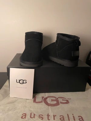 Uggs - Säljer mina splitternya uggs då jag fick hem dom i fel färg och storlek tyvär. Aldrig använda! STORLEK 37