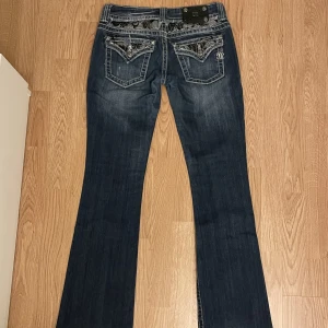 Lågmidjade Miss Me - Fina lågmidjade bootcut Miss Me jeans i storlek 28/33 Snygga detaljer både fram och bak och är i väldigt fint skick! 💗