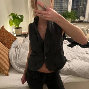 Kostymväst  - Supersnygg kostymväst. Storlek L men jag har xs/s vanligtvis som referens 