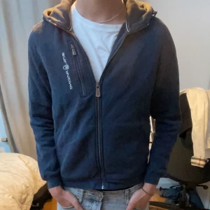 Sail racing zip hoddie storlek xs/s blå - Tja, säljer denna blåa Sail racing hoddie som är i fint skick men lite för liten för mig, tröjan är i storlek 160-170 barn storlek men passar större ungefär xs/s (modellen är 178cm och 62kg) tveka inte på att höra av er vid funderingar!🙌