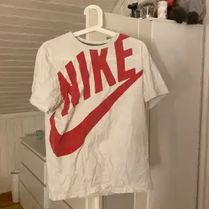 Nike T-shirt, nogot urtvättad, man kan se på bild 2 på trycket! Anars fint skick! Storlek L