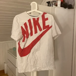 Vit nike T-shirt - Nike T-shirt, nogot urtvättad, man kan se på bild 2 på trycket! Anars fint skick! Storlek L