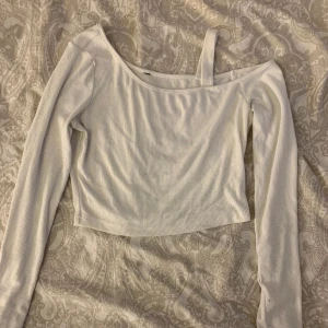 Törja  - Axel top med band 