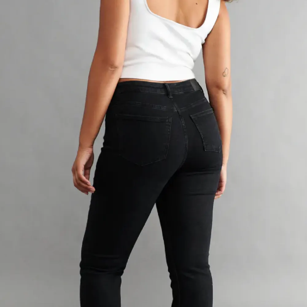 Säljer dessa härliga svarta bootcut Jeansen 🖤 skriv till mig för mer bilder på de eller om ni är intresserade 🖤🖤. Jeans & Byxor.