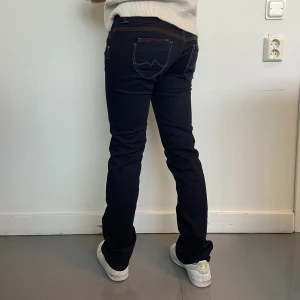 Lågmidjade jeans  - Lågmidjade jeans ifrån Pepe💕midjemåttet är 86cm och innerbenslängden ca 82cm, hon på bilden är 165 för referens 