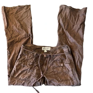 Lågmidjade linnebyxor - Supernsygga lågmidjade cargo/ linnebyxor med detaljer💕💕 runner material och supersnygga på! Sitter som strlk S/M, kontakta mig vid minsta fundering😊