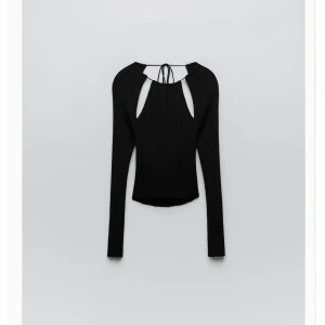 Zara topp - Superfin topp från zara med öppen rygg och cut out på axlarna. Helt oanvänd och är i storlek M