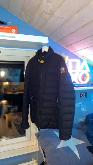 Parajumper jacka - Säljer min fina parajumper jacka med tårar i halsen då den blivit lite liten. Den är i bra skick och använd bra. Har ett litet hål (se på bilden) men den syns inte 