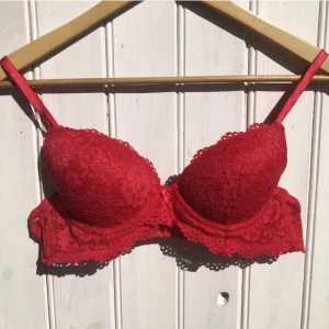 Röd bh - Strlk 75a, pushup. Hör av dig vid frågor eller intresse💗