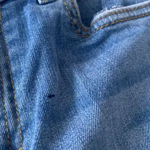 Fina jeans från Kappahl väldigt bra kvalite förutom en fläck som man ser på första bilden men det syns inte så mke. Använda ganska mycket dock men är i  bra skick. Priset går att diskuteras!