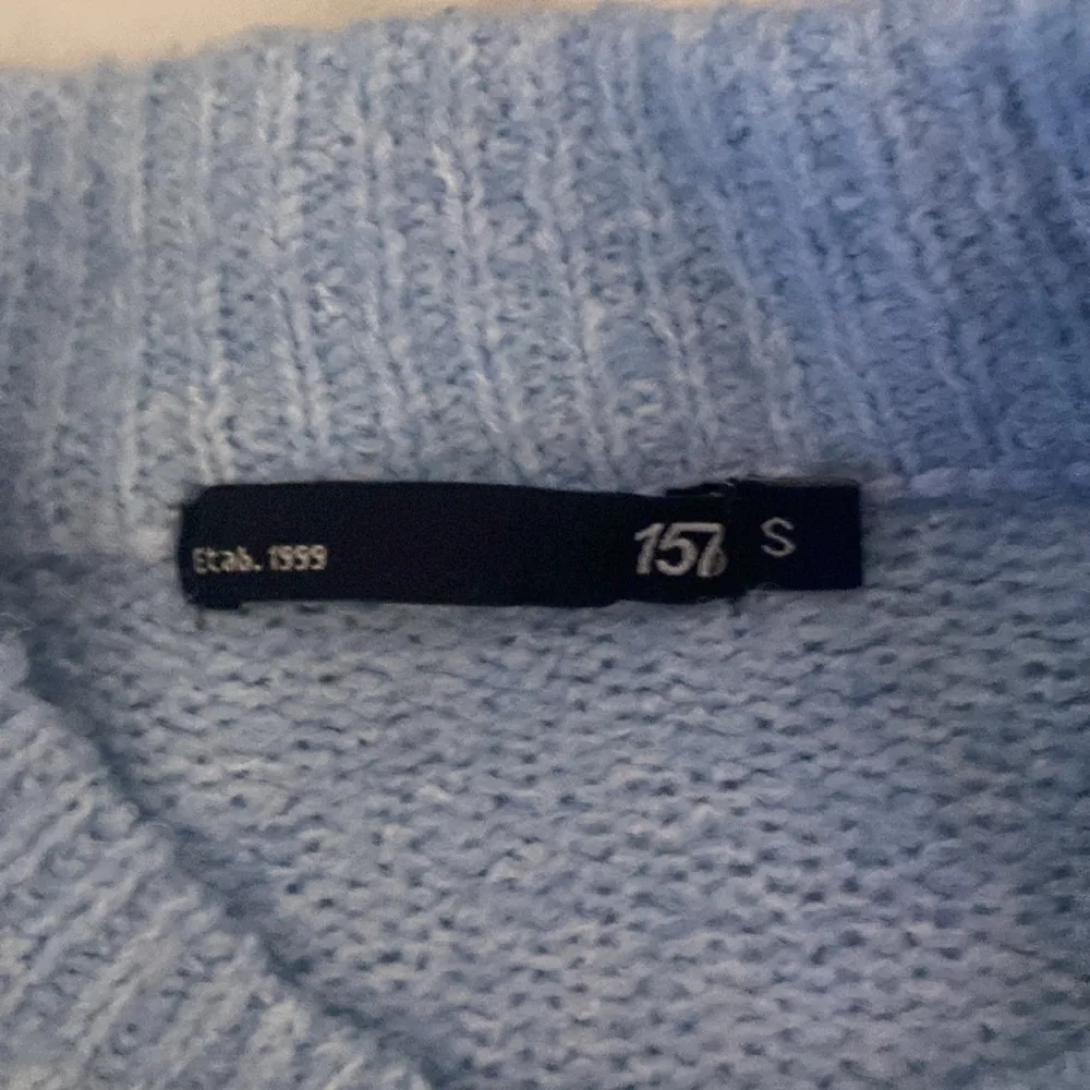 Blå hoodie fårn lager 157 använd 1 gång. Stickat.