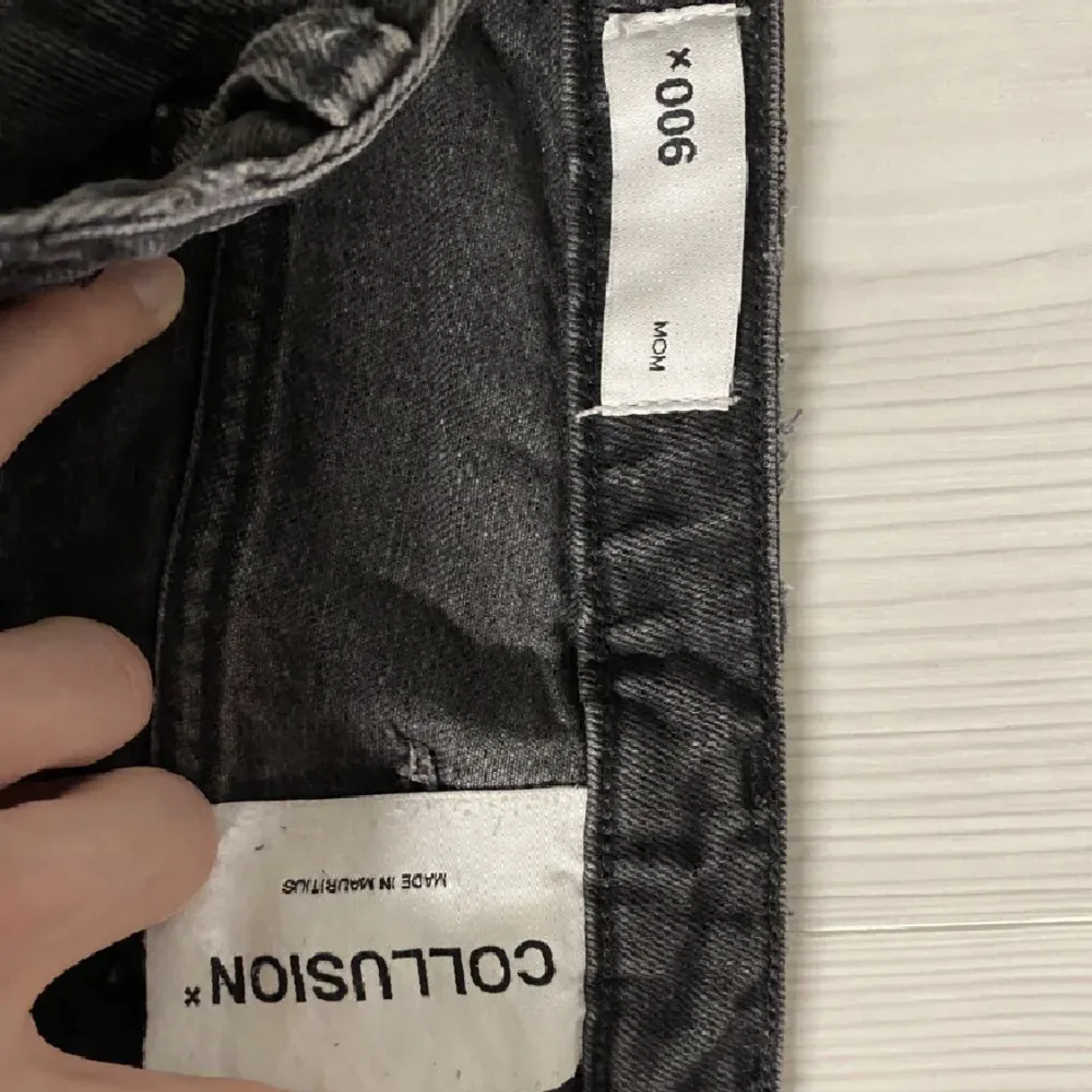 Svarta jeans från Collusion. Strl 30/36 tall. Rätt högmidjade men går att bära lågmidjat med. Unisex. Jeans & Byxor.