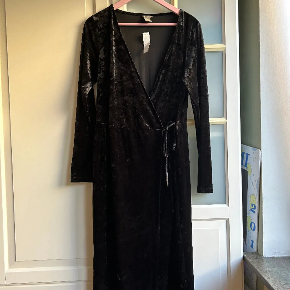 En nyköpt svart omlott sammets klänning perfekt till middag eller fest! Tagg fortfarande på! Snabb leverans samt kan pris diskuteras!. Klänningar.