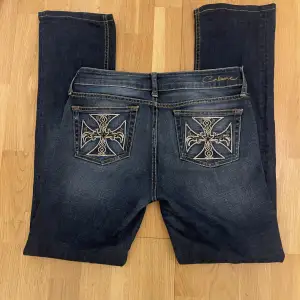 Bootcut jeans från corleone denim med snygga detaljer på bakfickorna. Storlek 29 sitter som en S/ liten M, skriv vid frågor