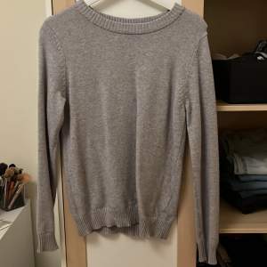 Super fin grå stickad tröja från vila i storlek xs men passar även s. Perfekt till vintern! Ny pris 299 mitt pris 149kr💕