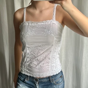 Vit topp - Vit topp från Topshop x Kate Moss kollektion. Storlek 10, passar M 💓