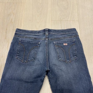lågmidjade bootcut jeans från Miss Sixty💕 - midja 84 cm o innerben 75 cm ja e 170 för referens så tyvärr för korta! 