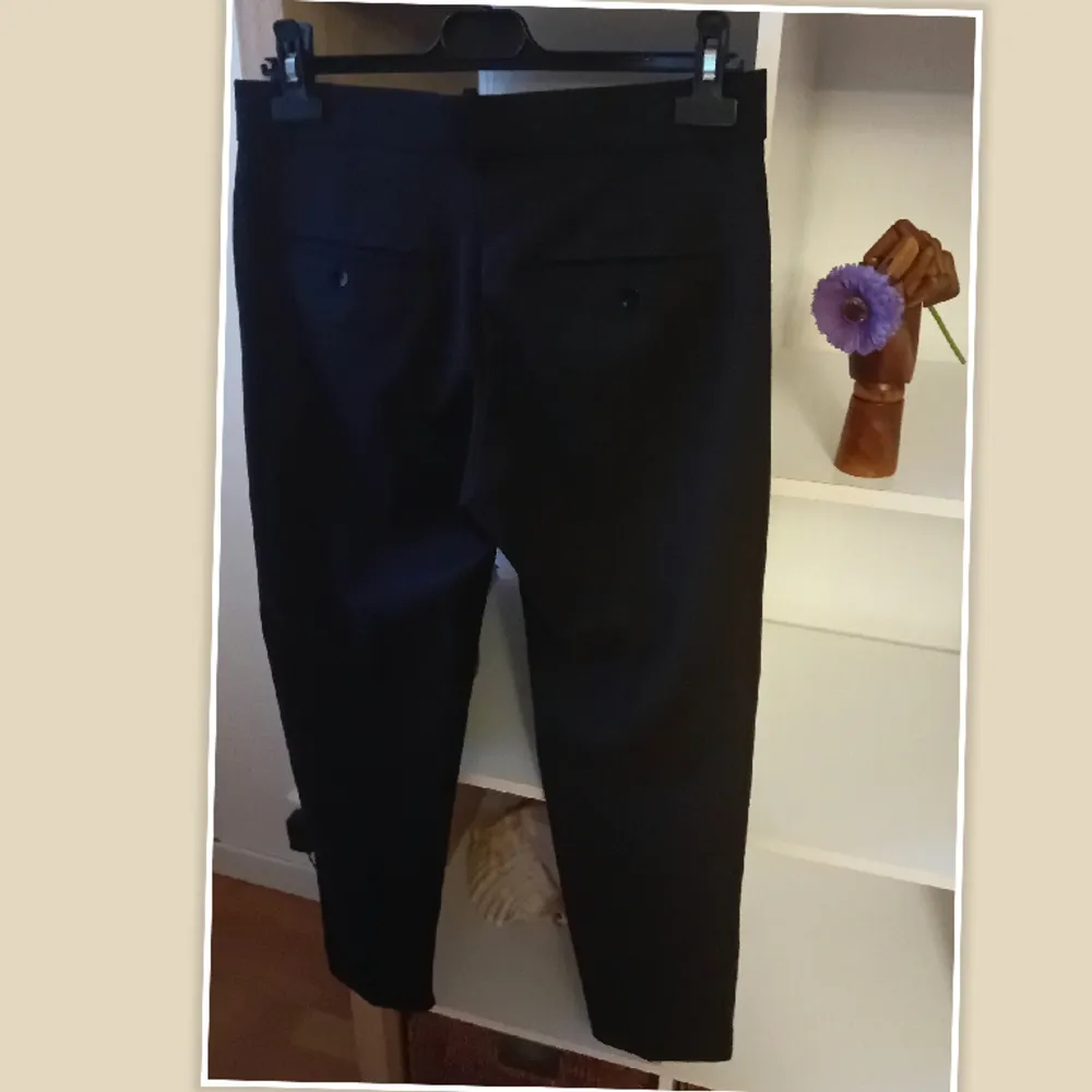 Mango svarta kostymbyxor i storlek 38 även passar för storlek S! Utan elastan. Nyskick.  . Jeans & Byxor.