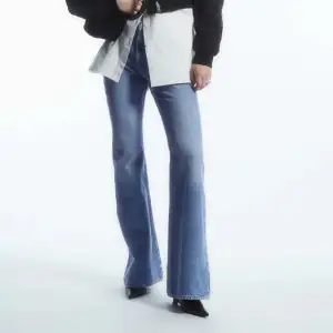 Supersnygga bootcut jeans från COS i strl 32. Färgen på byxorna heter lightblue. Passar perfekt på mig och jag är 178cm lång. Använda varsamt, fortfarande som nya. Nypris 1100kr!