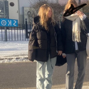 SLUTSÅLD HM JACKA - Jättefin svart hm puffer som köptes förra året. Nyskick, endast använd fåtal gånger. Strl M men passar mig som är en S.