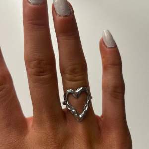 Säljer denhär super fina ringen som jag köpte på Plick, endast använd en gång så är i jätte bra skick!!💘💘 nypris 110kr