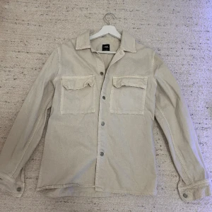 Overshirt  - Säljer en stilig overshirt från Zara till ett bra pris, och även i bra skick behöver bara lite strykande så är den som ny 
