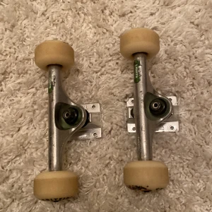 Truckar hjul och bearings - Nästan helt oanvända thunder truckar spitfire yuto hjul och bones bearings