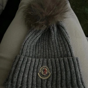 Moncler mössa - Fick av min expojkvän i födelsedagspresent. Säljer nu för där kanske finns en annan själ som den kan glädja.