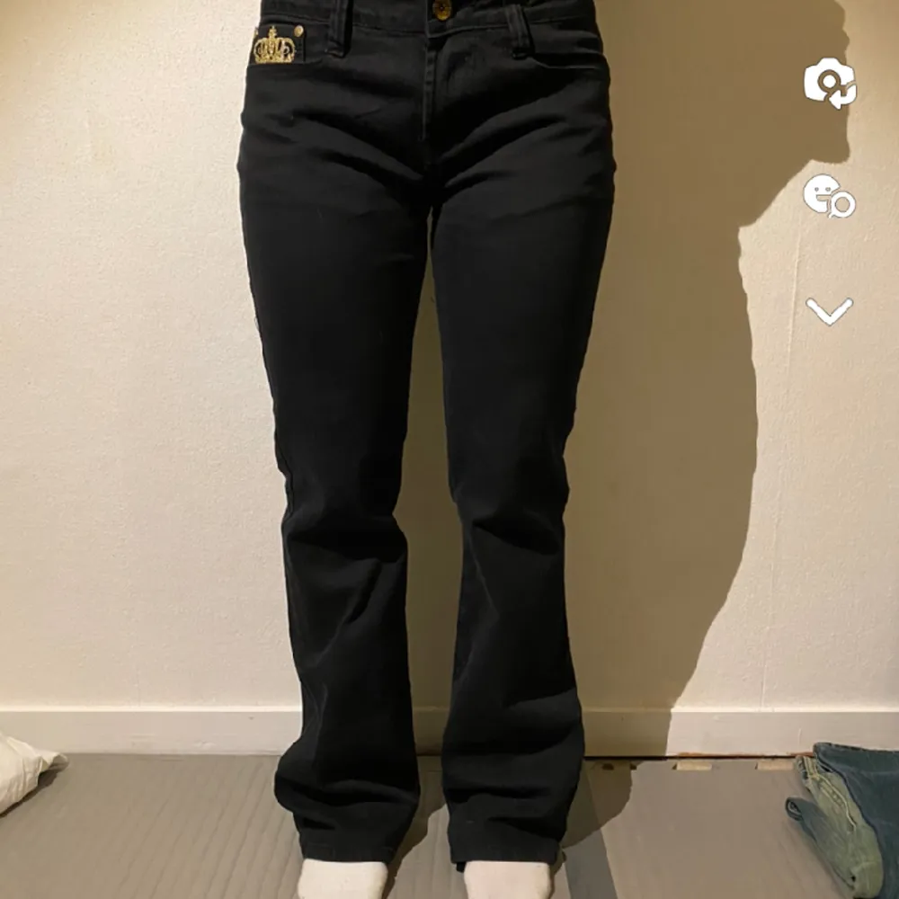 Snygga jeans som LIKNAR Victoria Beckham . Storlek L. Skriv priv för bild på. Mått: midja 38cm. Grenmått: 21cm. Lår: 25,5cm. Innerbenslängd: 80cm. Benöppning: 23cm. Jeans & Byxor.