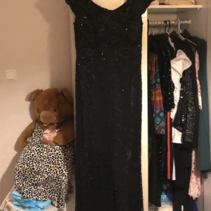 SWING balklänning  - Jättefin balklänning från SWING av spets endast använd en gång. Beställd från zalando, nypris runt 1400