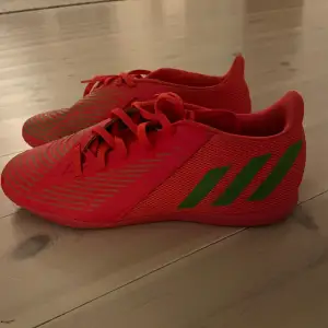 Adidas Preditor futsal/ inomhus skor.  Endast använda 1 säsong. Fint skick!